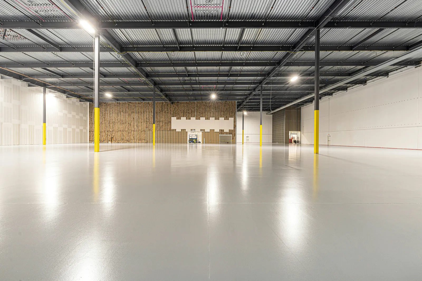 Large commercial floor with a smooth coated finish